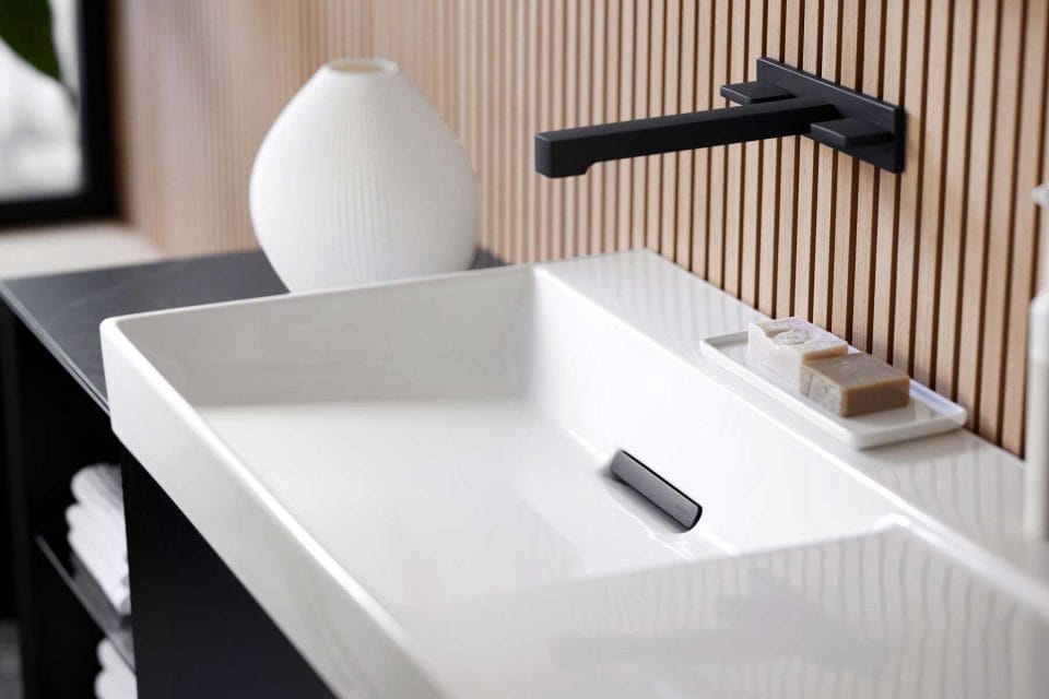 2023_ONEwashbasinwithdraincoverblackmatt_horizontaloutlet-geberit_dam-media-large